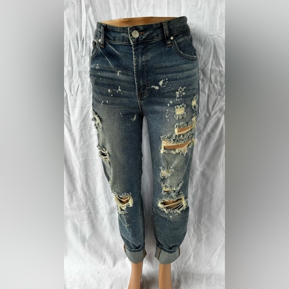 Stylish Distressed Relaxed Fit Jeans - Picture 1 of 16